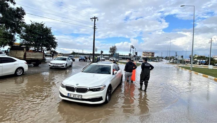 Antalya’da sağanak yağışta araçlar yolda kaldı