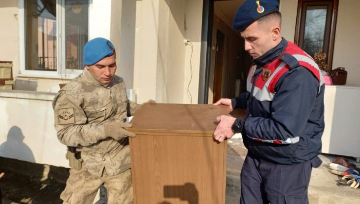Düzce’de askeri personel depremzedelere yardım etti