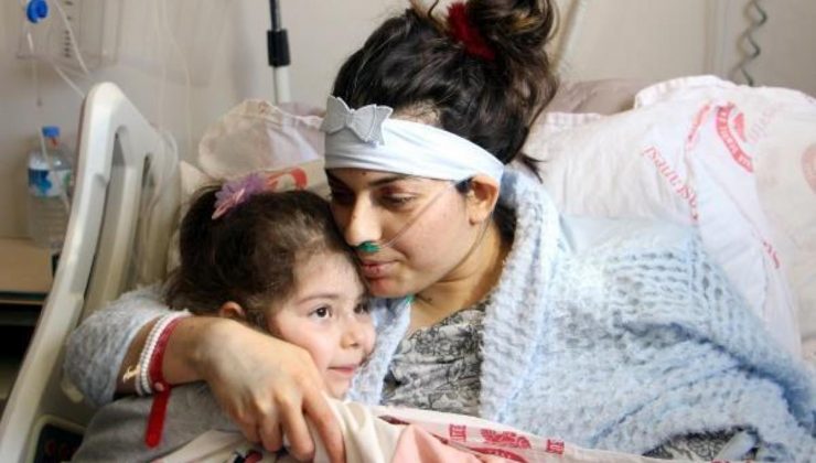 Babası ve 2 kızını kaybeden depremzede anne ile hayatta kalan tek kızı hastanede buluştu