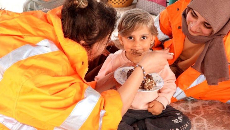 Hatay’da depremzede 3 yaşındaki çocuğa doğum günü sürprizi