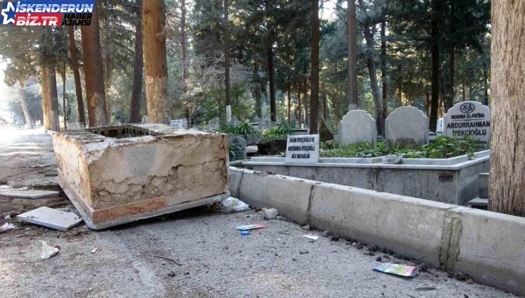 Hatay’da sarsıntı sonrası mezarlar hasar gördü, kimileri yola savruldu
