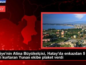 Türkiye’nin Atina Büyükelçisi, Hatay’da enkazdan 5 kişiyi kurtaran Yunan gruba plaket verdi