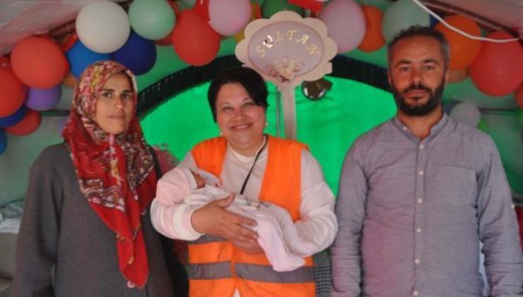 Depremzede aile bebeklerine çadır kentteki istekli öğretmenin ismini verdi