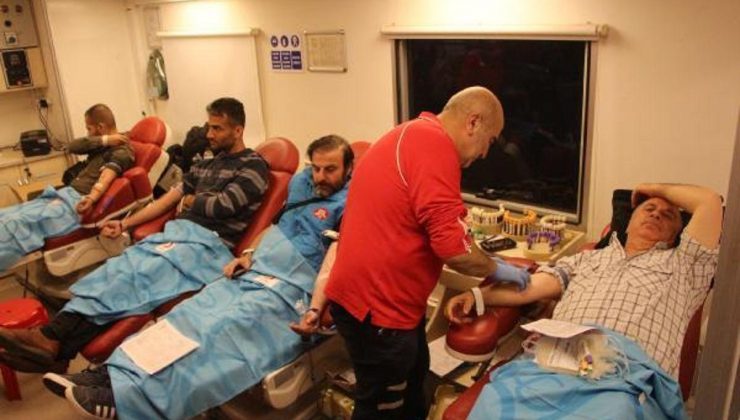 Kızılay’ın zelzele bölgesindeki taşınabilir kan bağışı kampanyasına ağır ilgi