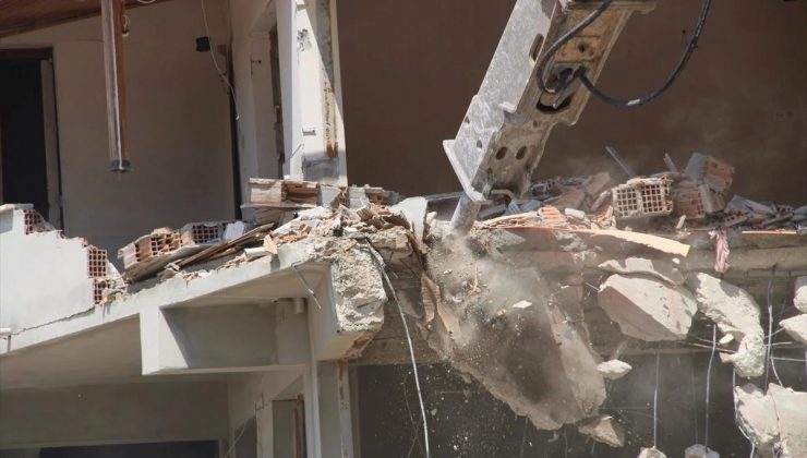 Hatay’da ağır hasarlı 2 bina patlayıcı yardımıyla yıkıldı