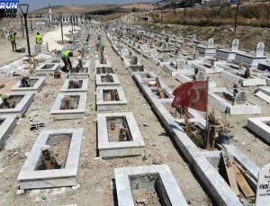 Hatay’da sarsıntıda hayatını yitirenlerin mezarları düzenleniyor