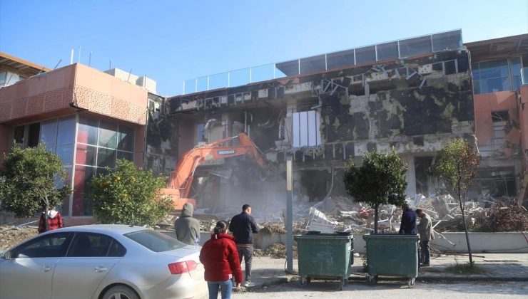 Antakya’da ağır hasar alan alışveriş merkezi yıkıma başlandı