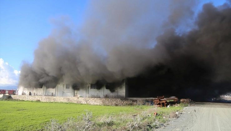 Fabrikadaki yangın sürüyor, müdahale havadan görüntülendi