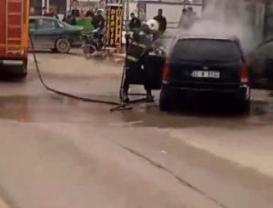 Kırıkhan’da seyir halindeki araba yandı