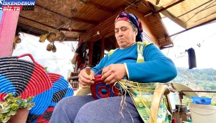 Afetzede Bayan, Buğday Saplarından Tepsiler Yaparak Aile İktisadına Katkı Sağlıyor
