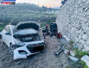 Antakya’da istinat duvarına çarpan arabada 4 kişi yaralandı