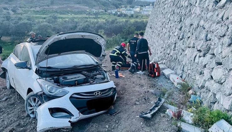 Antakya’da istinat duvarına çarpan arabada 4 kişi yaralandı