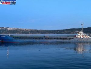 Çanakkale Boğazı’nda Arızalanan Türk Bayraklı Gemi Karanlık Liman Demir Alanı’na Götürüldü