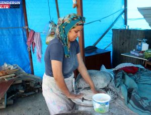Depremzede Gülistan Memnun, sıcak havada oruç tutarak tandır ekmeği yapıyor