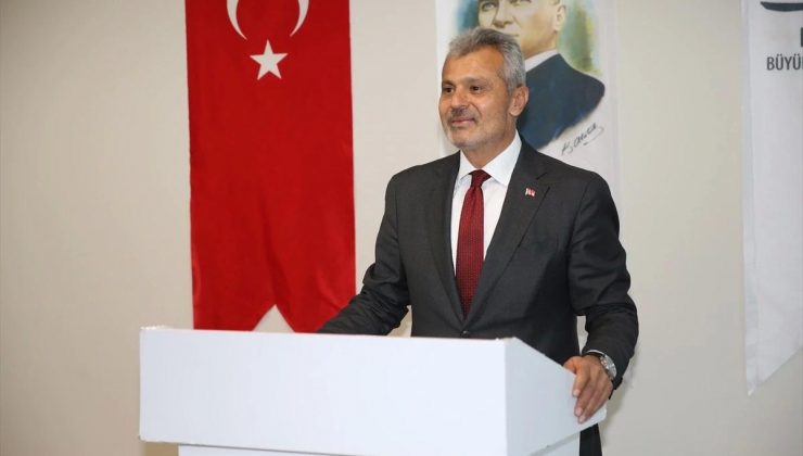 Hatay Büyükşehir Belediye Başkanı Mehmet Öntürk, YSK’nin kararına karşın vazifesine devam ediyor