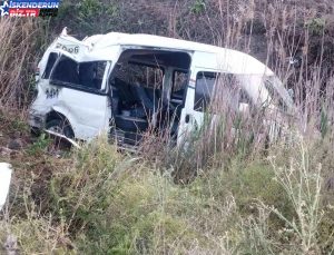 Hatay’da tarım personellerini taşıyan minibüs kaza yaptı