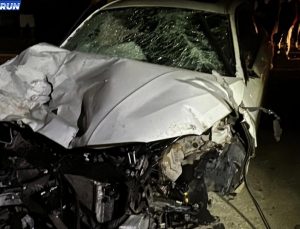 İskenderun’da denetimden çıkan araba park halindeki araçlara çarptı