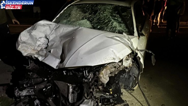 İskenderun’da denetimden çıkan araba park halindeki araçlara çarptı