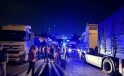 İskenderun’da tırın yol kenarındaki tır şoförlerine çarpması sonucu 5 kişi yaralandı