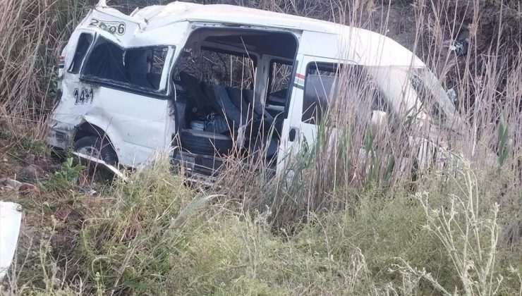 Kırıkhan’da tarım personellerini taşıyan minibüs devrildi: 9 yaralı