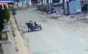 Motosikletli hırsızlar mazgal çalarken kameralara yakalandı