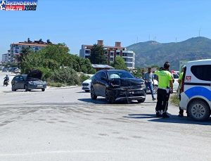 Samandağ’da Araba Çarpışması: İki Şoför Yaralandı
